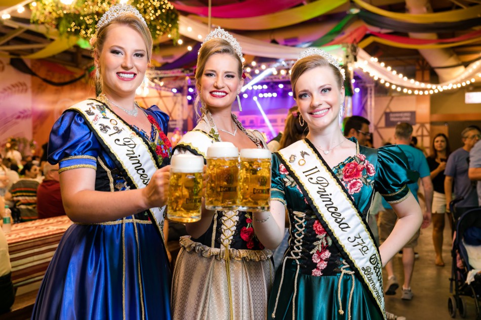 Dez finalistas sobrem ao palco do Biergarten neste domingo para definição do novo trio de Rainha e Princesas da 38ª edição da Oktoberfest