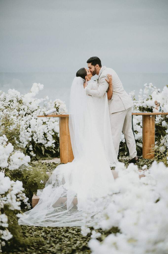 Mais um lindo casamento agitou o fim de semana na Pousada Estaleiro Guest House, em Balneário Camboriú (SC) e reafirmando sua essência de Destination Wedding. O casal de empresários de Manaus e Roraima, conhecidos como Veve e PV, escolheu a pousada pela estrutura que oferece tanto para realizar o sonho de uma cerimônia a beira mar, como para hospedar os convidados com conforto e exclusividade.

