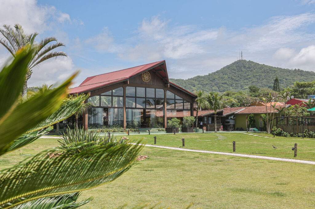 O fim do ano está próximo e a virada do ano na Pousada Estaleiro Guest House, na encantadora praia de Balneário Camboriú, promete ser uma das melhores, com pacotes especiais de 5 a 6 diárias, para celebrar com grupos de amigos ou famílias, que desejam viver momentos especiais e sair da rotina.