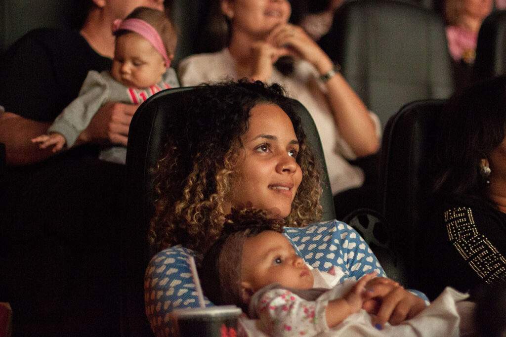 No mês de maio, a sessão especial dedicada às mães com bebês de até 18 meses, acontece nesta quarta-feira (15), às 14h, no Balneário Shopping. O CineMaterna irá exibir o filme "Garfield - Fora de Casa", no GNC Cinemas do Balneário Shopping em parceria com a ONG CineMaterna. 