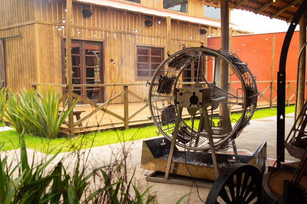 Para celebrar o Dia Mundial do Churrasco, a Fazenda Churrascada Praia Brava promove, no dia 23 de abril, a primeira edição da Jornada do Fogo, um evento inédito para um grupo seleto de participantes em uma imersão prática que promete elevar o nível do churrasco brasileiro. Com vagas limitadas e proposta exclusiva, a experiência foi desenhada para quem busca não apenas degustar, mas compreender e dominar as técnicas que envolvem o preparo no fogo.