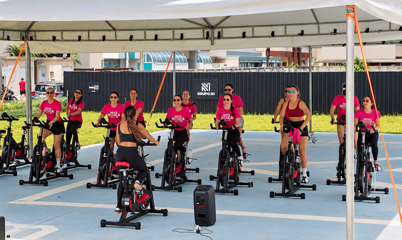 Incorporadora reúne mais de 80 mulheres em aula de spinning em Itapema
