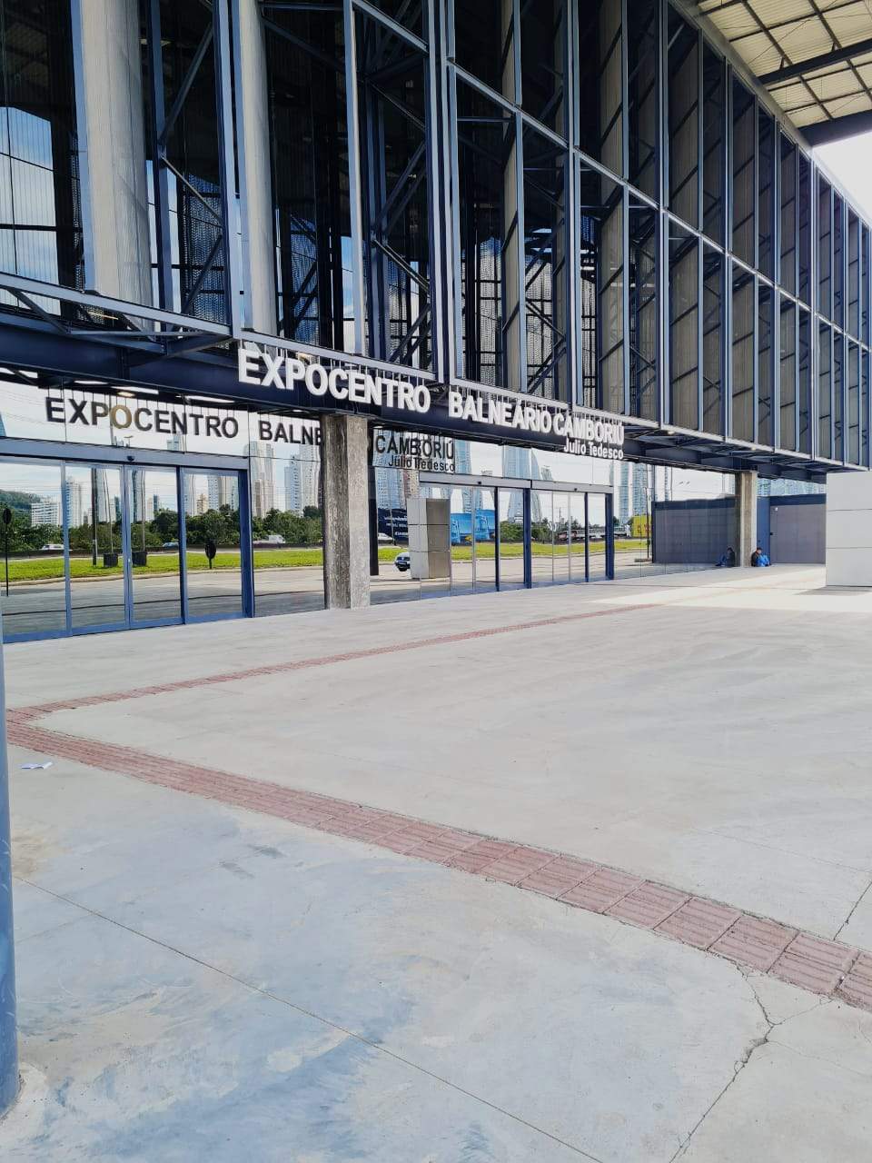 Expocentro entrega à prefeita de Balneário Camboriú troféu que simboliza 1 milhão de visitantes em quatro anos