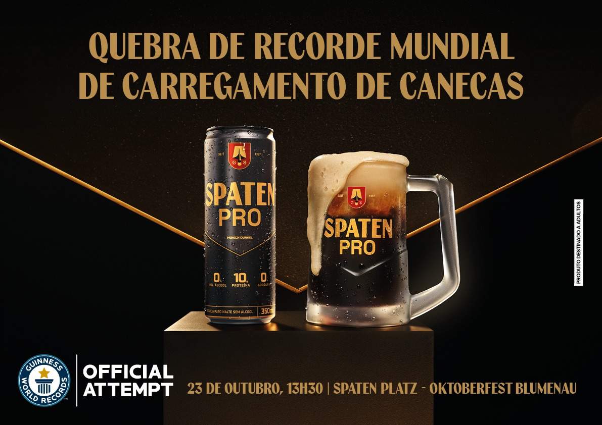 Spaten PRO desafia recorde mundial de carregamento de canecas na Oktoberfest Blumenau