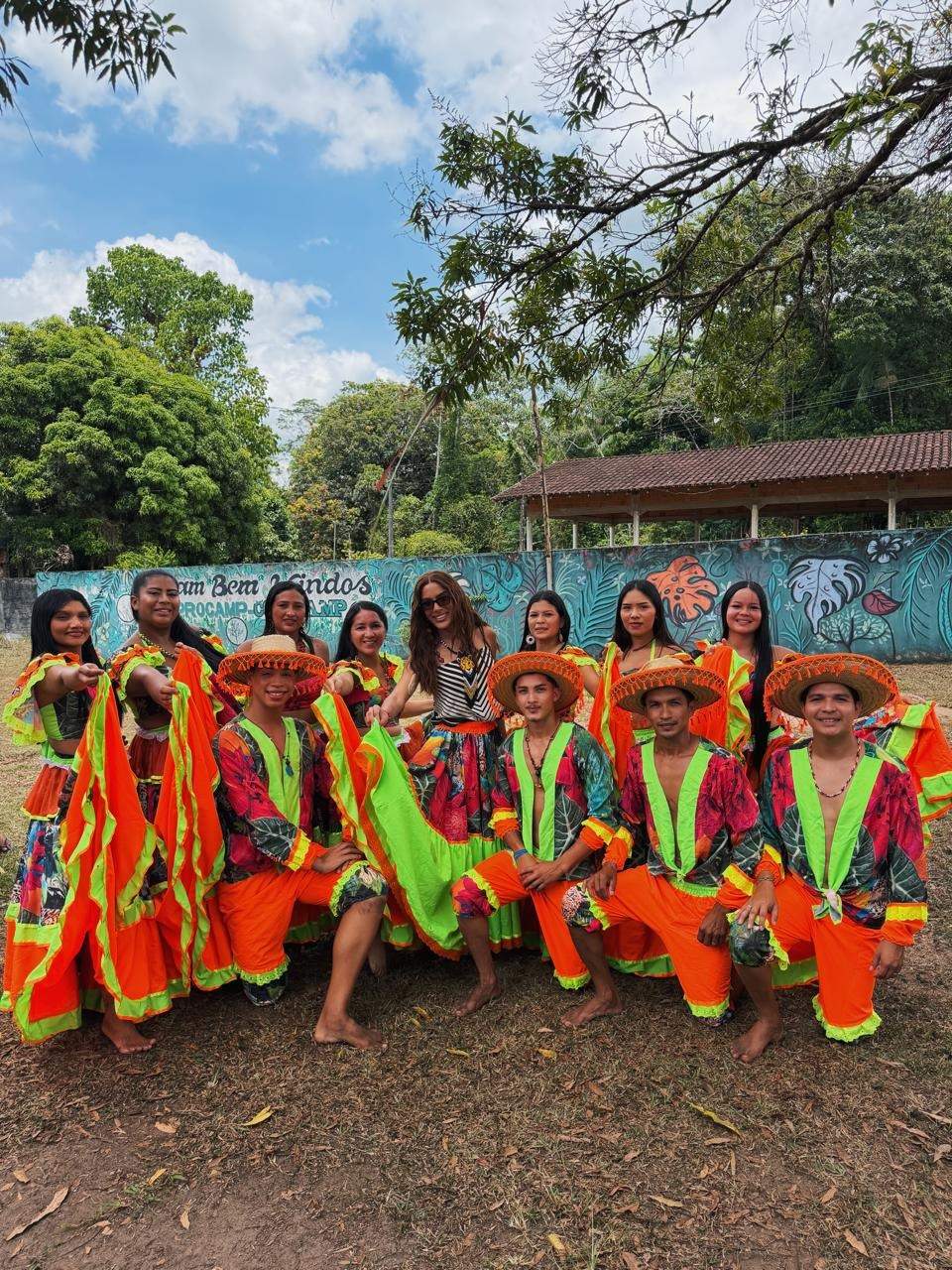 Anitta visita Amazônia com Natura