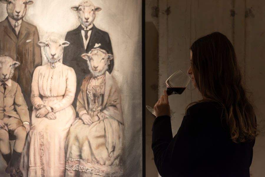 Túnel entre caves da Vinícola Luiz Argenta se transforma em galeria de arte