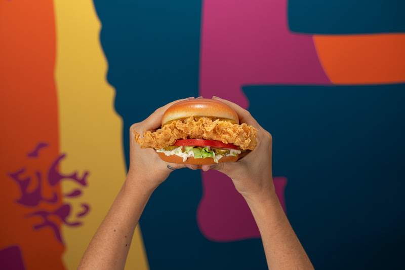 Aussie entra na brincadeira e transforma desafio de pronúncia em nova campanha ‘anti-branding’